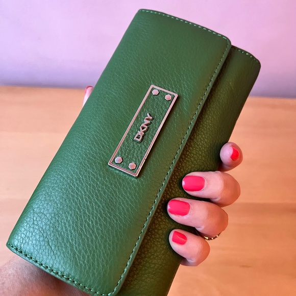 Brand New DKNY Donna Karen Green Leather Wallet - Picture 1 of 14
